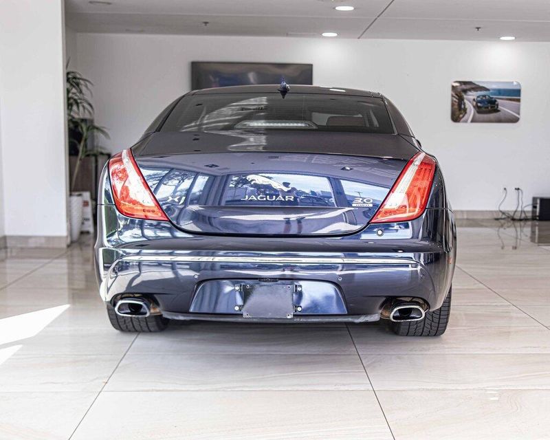 2015 Jaguar XJ Base photo 13
