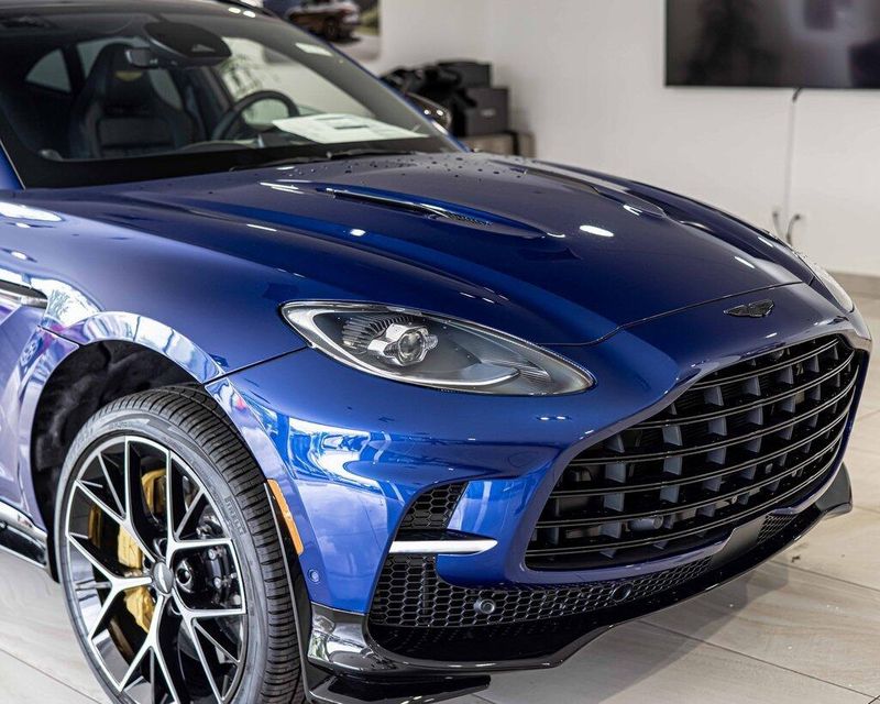 2025 Aston Martin DBX photo 3