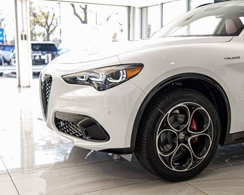 2025 Alfa Romeo Stelvio Sprint Base photo 3