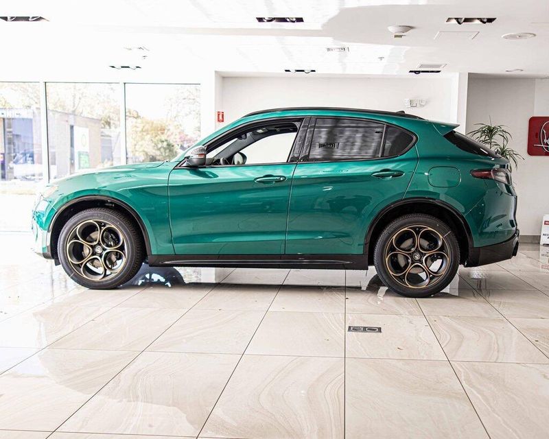 2025 Alfa Romeo Stelvio Sprint photo 4