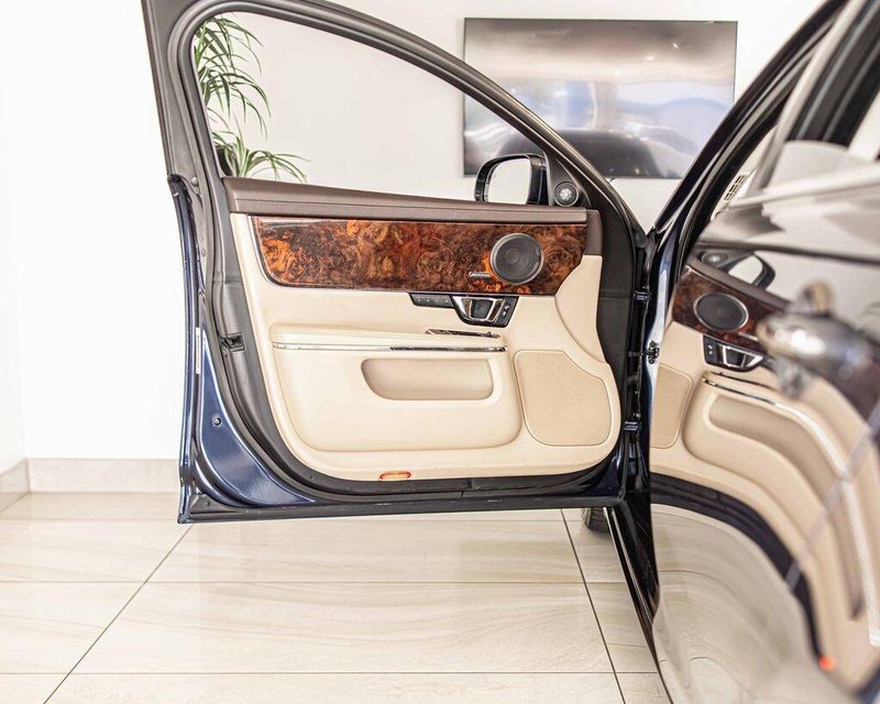 2015 Jaguar XJ Base photo 33
