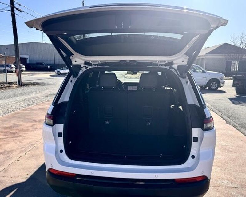 New 2025 Jeep Grand Cherokee L Limited 4x2Image 7