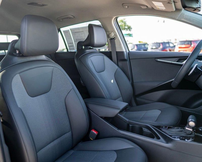 New 2026 Kia Niro EXImage 18