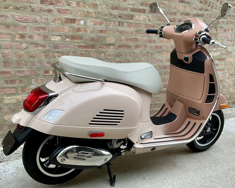 2023 Vespa GTS 300Image 5