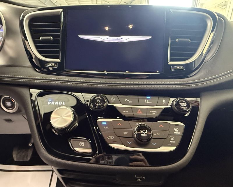New 2026 Chrysler Pacifica SelectImage 27
