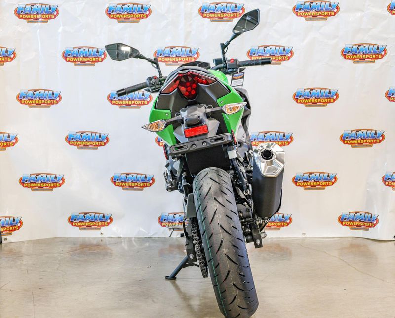 2024 Kawasaki Z500 ABS CANDY LIME GREEN AND METALLIC FLAT SPARK BLACK AND METALLIC GRAPHITE GRAYImage 3