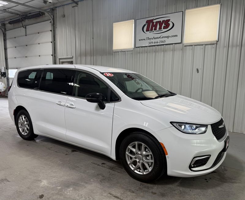 Used 2024 Chrysler Pacifica Touring LImage 1