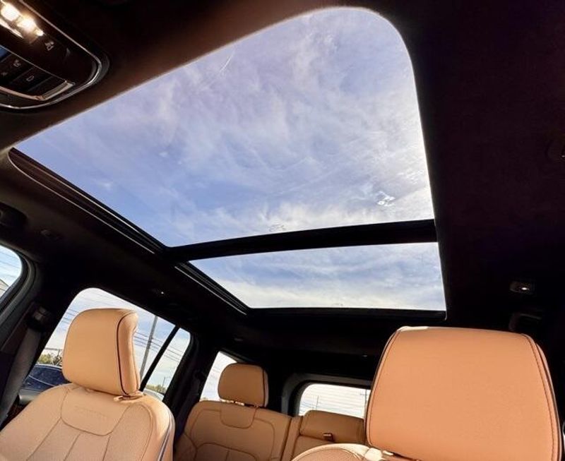 New 2025 Jeep Grand Cherokee Summit Reserve 4x4Image 16