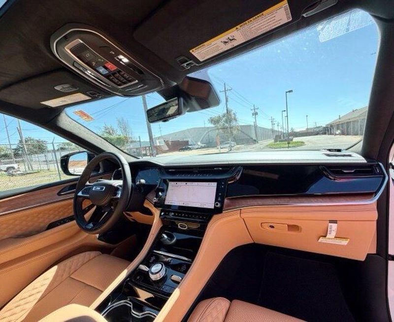 New 2027 Jeep Grand Cherokee Summit 4x4Image 12