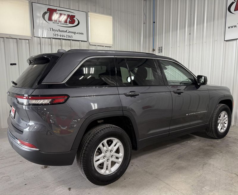Used 2023 Jeep Grand Cherokee LaredoImage 3