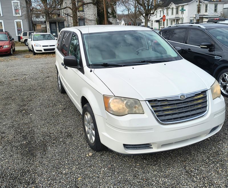Used 2008 Chrysler Town & Country Image 3