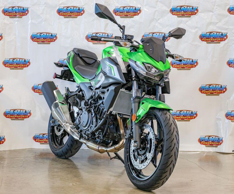 2024 Kawasaki Z500 ABS CANDY LIME GREEN AND METALLIC FLAT SPARK BLACK AND METALLIC GRAPHITE GRAYImage 1