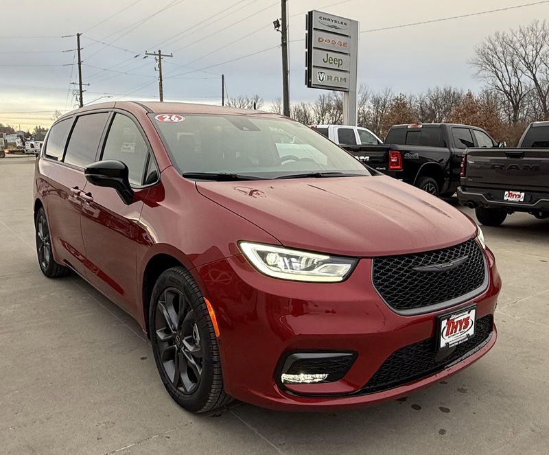 New 2026 Chrysler Pacifica SelectImage 35