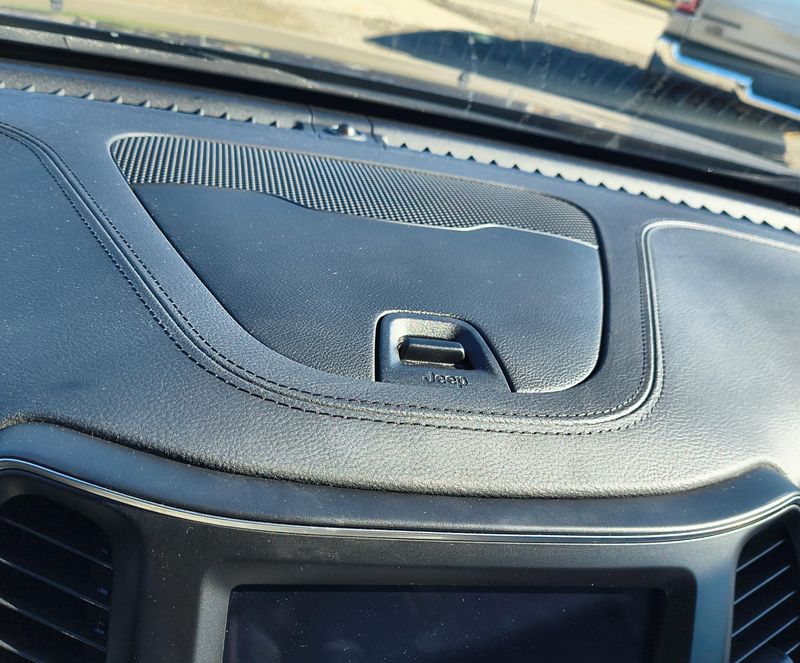 Used 2021 Jeep Cherokee Image 16