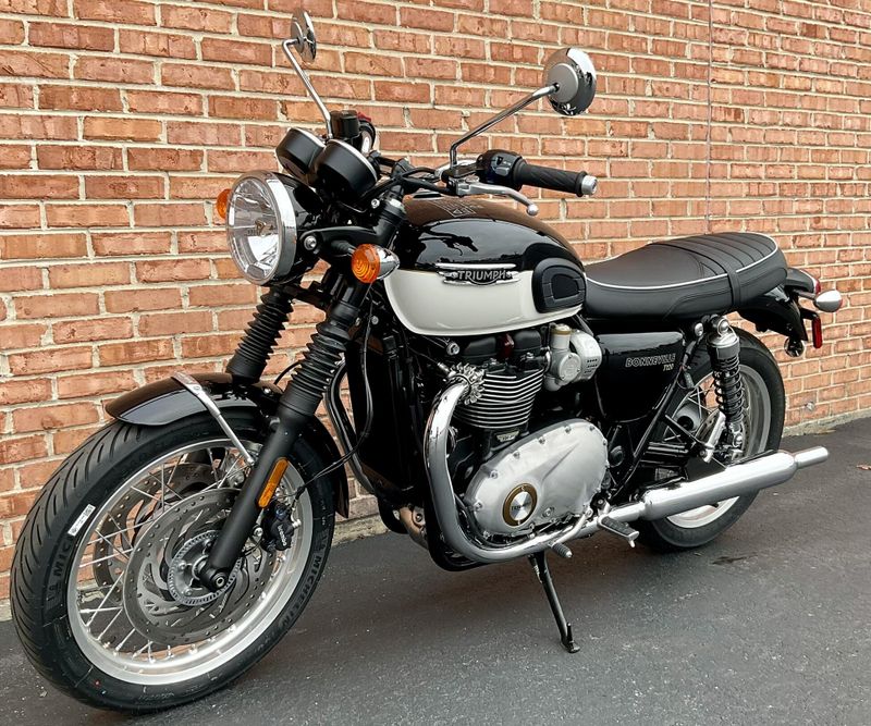 2024 Triumph Bonneville T120 BlackImage 5