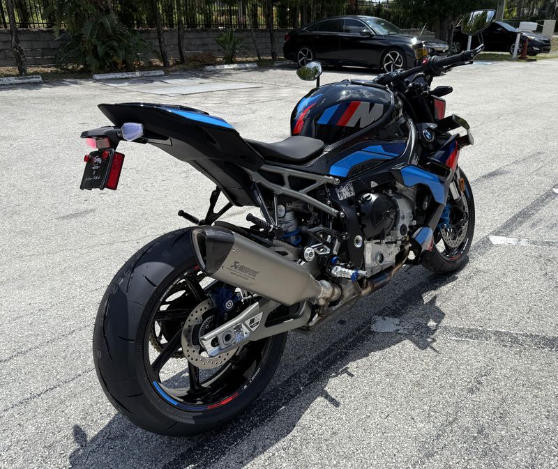 2025 BMW M 1000 R