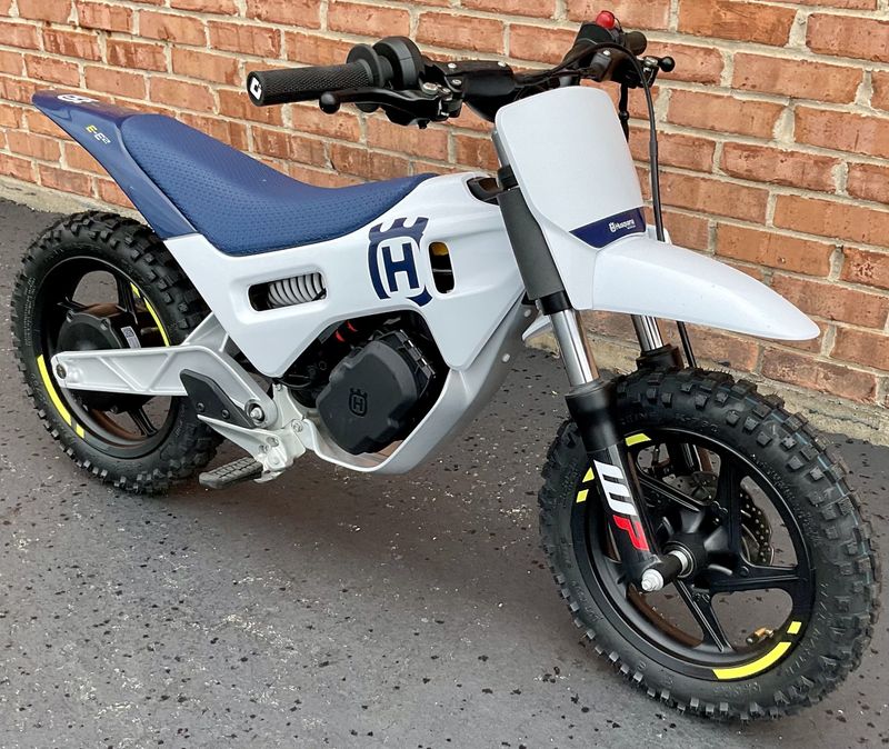 2024 Husqvarna EE 2Image 2