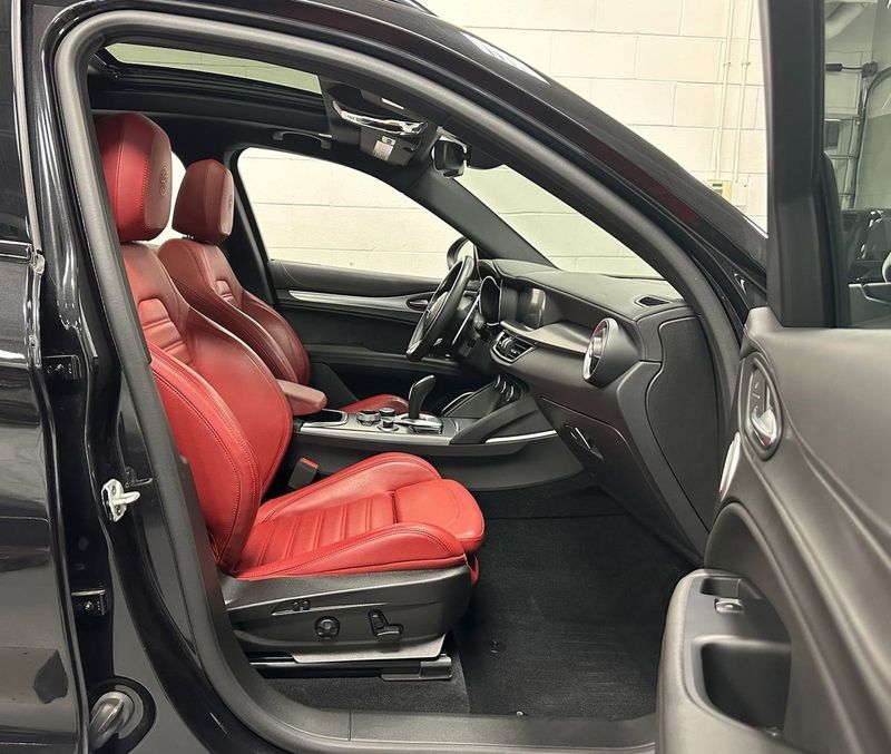 2022 Alfa Romeo Stelvio Veloce AWD w/ Premium & Activ PkgImage 19