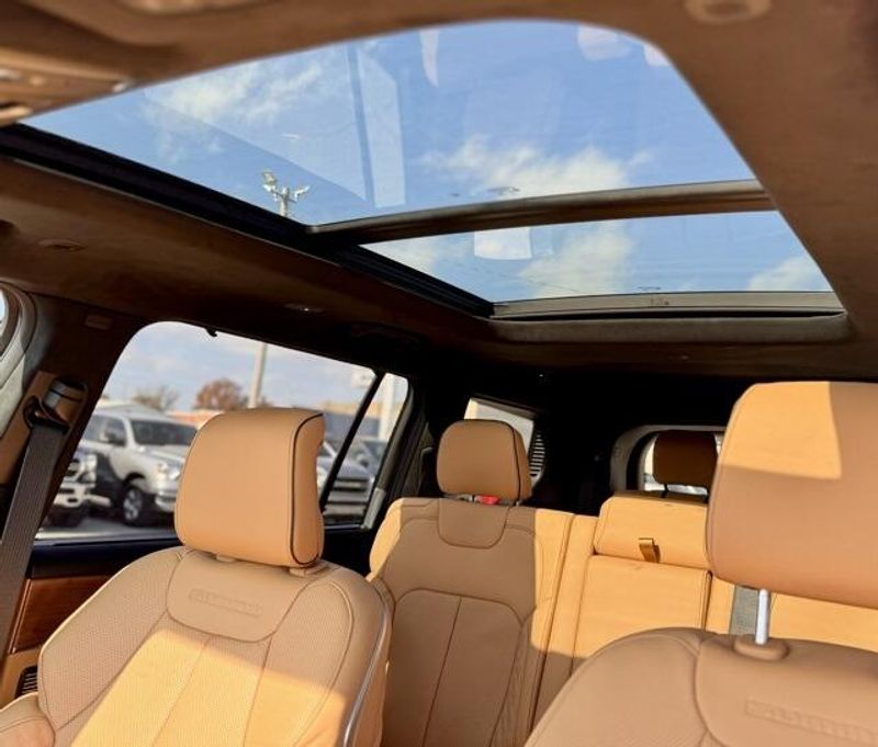 New 2025 Jeep Grand Cherokee L Summit Reserve 4x4Image 17