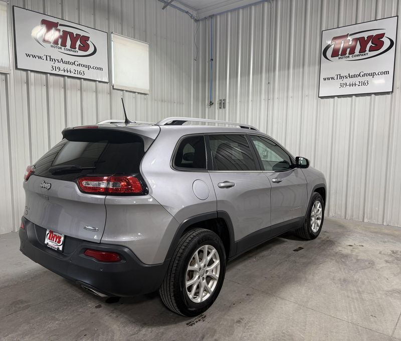 Used 2018 Jeep Cherokee Latitude PlusImage 3