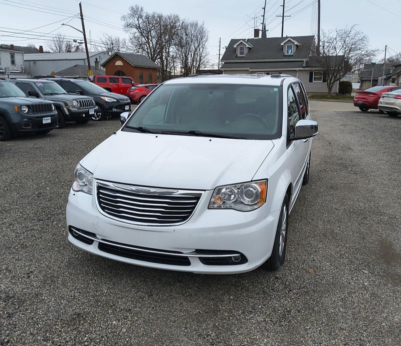 Used 2016 Chrysler Town & Country leatherImage 1