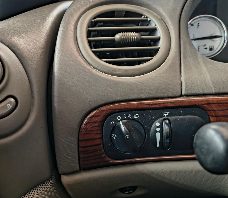 Used 2003 Chrysler 300M Image 10