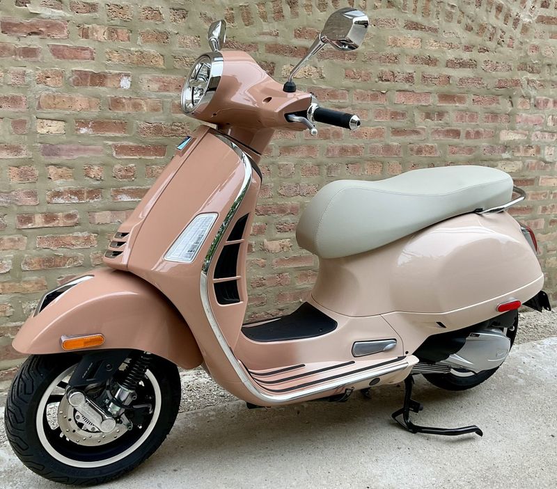 2023 Vespa GTS 300Image 2