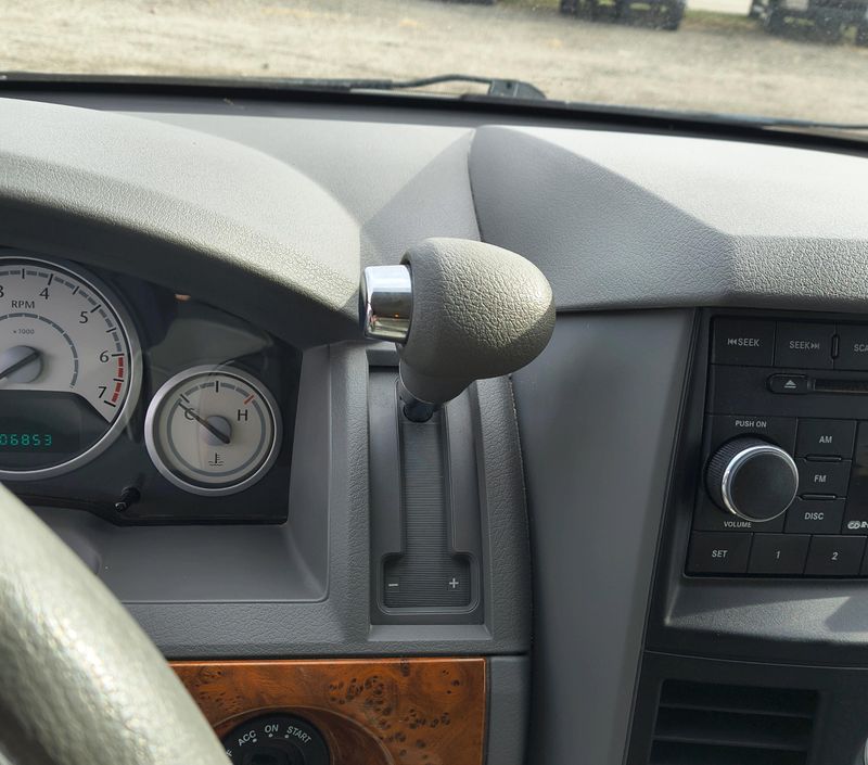 Used 2008 Chrysler Town & Country Image 11