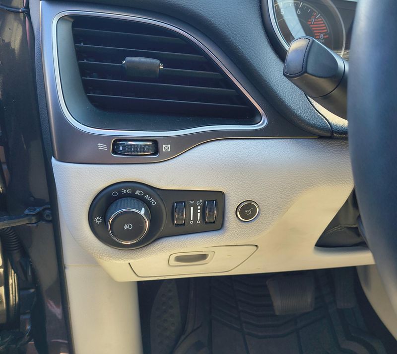 Used 2021 Jeep Cherokee Image 15