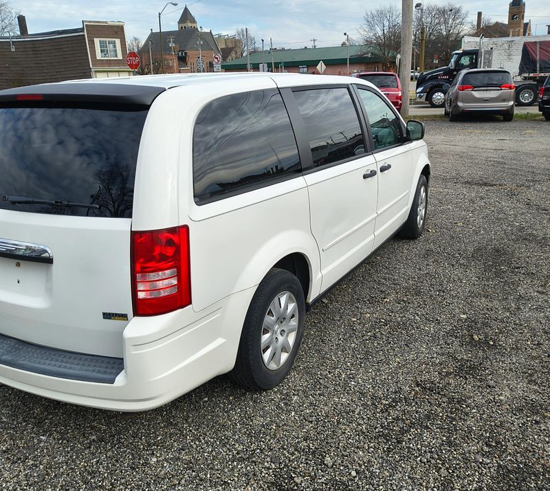 Used 2008 Chrysler Town & Country Image 5