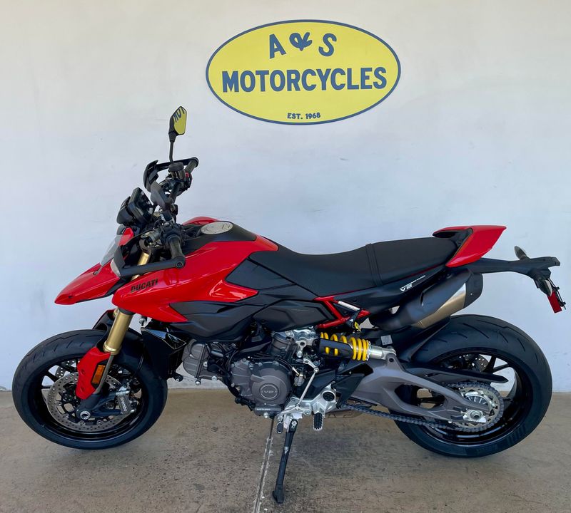 2026 Ducati HYPERMOTARD V2