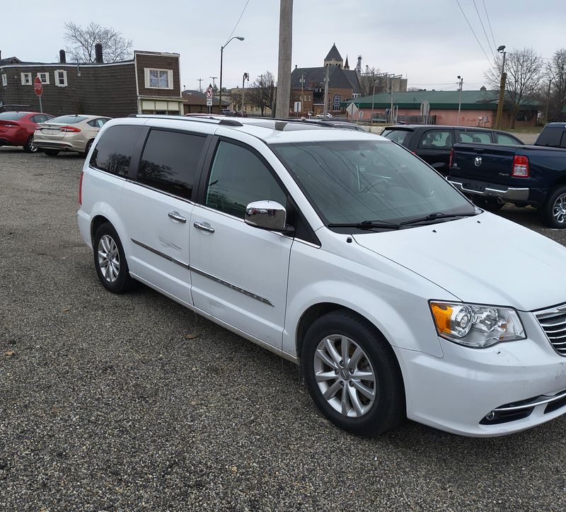 Used 2016 Chrysler Town & Country leatherImage 3