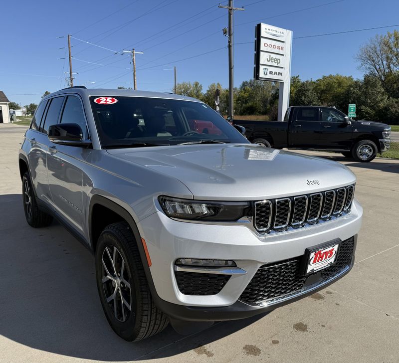 New 2025 Jeep Grand Cherokee Limited 4x4Image 38