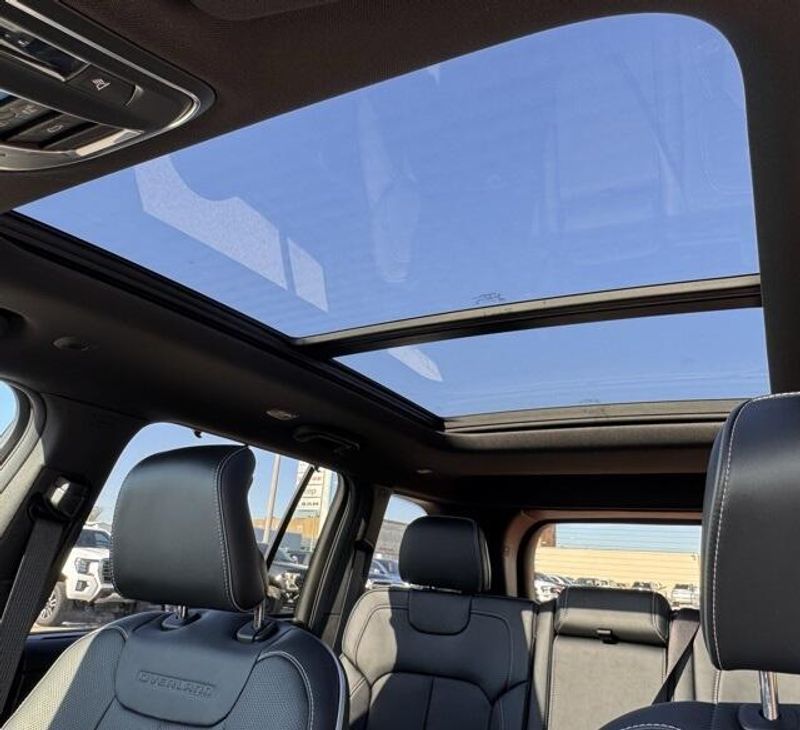 New 2025 Jeep Grand Cherokee Overland 4x4Image 15