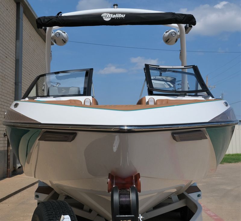 2023 MALIBU 23 LSV  in a WHITE exterior color. Family PowerSports (877) 886-1997 familypowersports.com 