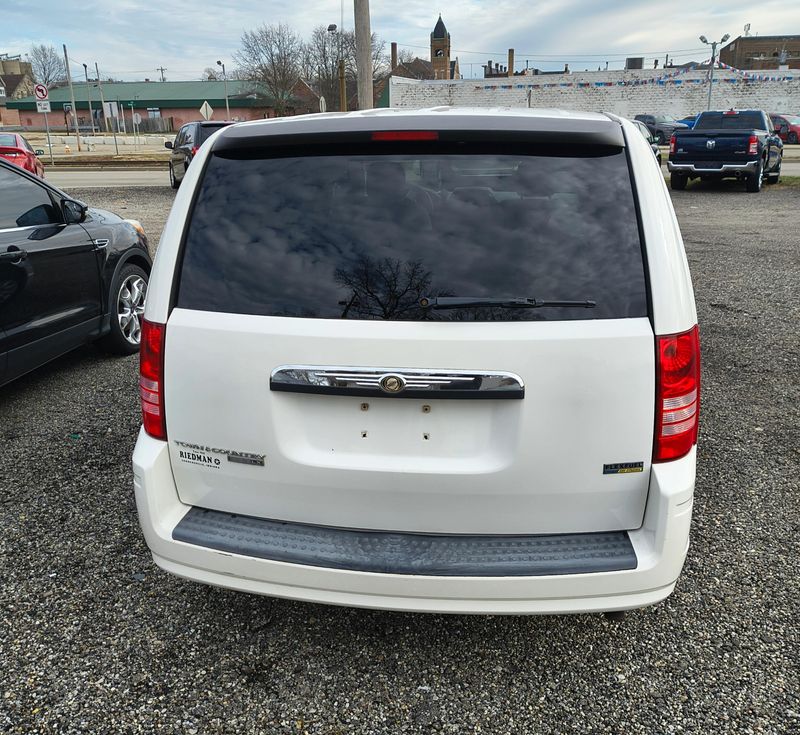 Used 2008 Chrysler Town & Country Image 4