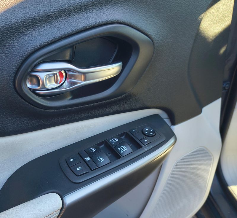 Used 2021 Jeep Cherokee Image 14