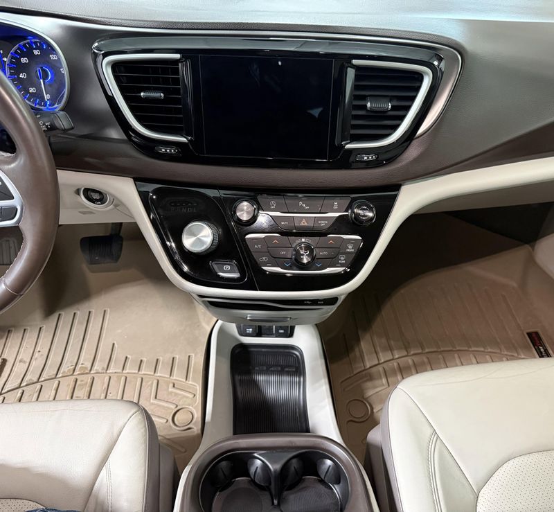 Used 2018 Chrysler Pacifica Touring LImage 20
