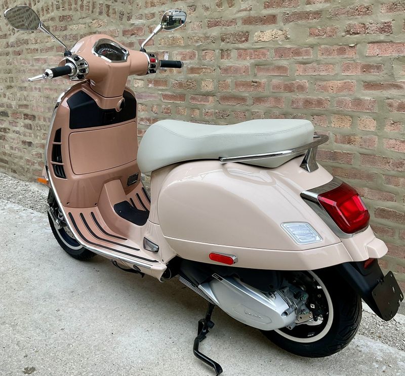 2023 Vespa GTS 300Image 3