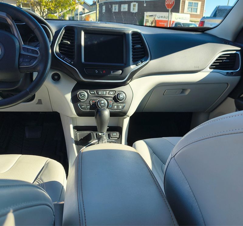 Used 2021 Jeep Cherokee Image 12