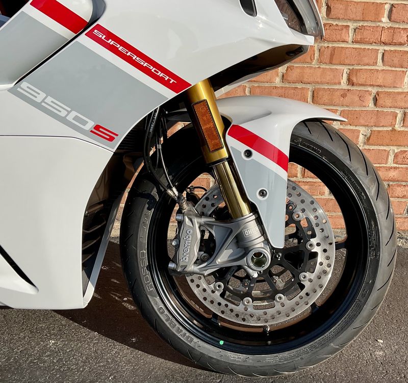 2024 Ducati SuperSport 950 S Stripe LiveryImage 7