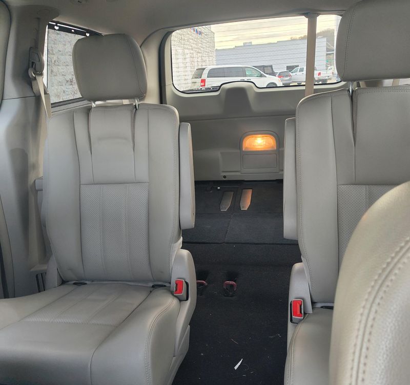 Used 2015 Chrysler Town & Country Image 14