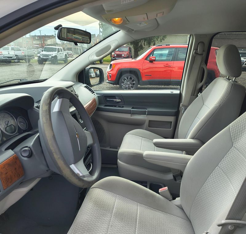 Used 2008 Chrysler Town & Country Image 8