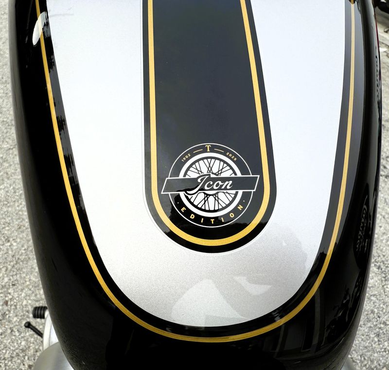 2025 Triumph Bonneville Bobber