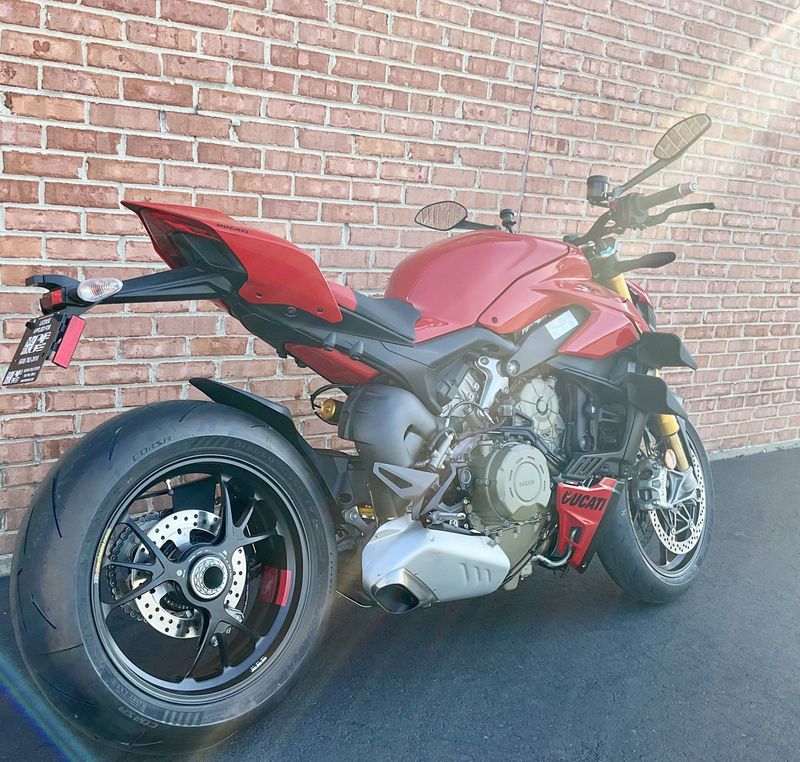 2024 Ducati Streetfighter V4 S Image 3