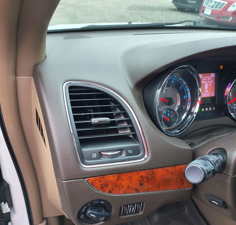 Used 2016 Chrysler Town & Country leatherImage 7