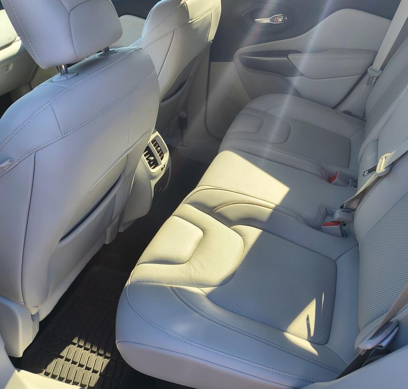 Used 2021 Jeep Cherokee Image 18