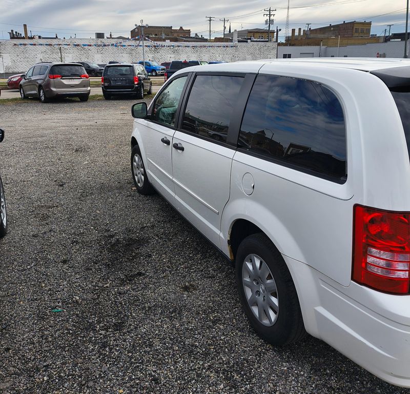 Used 2008 Chrysler Town & Country Image 7
