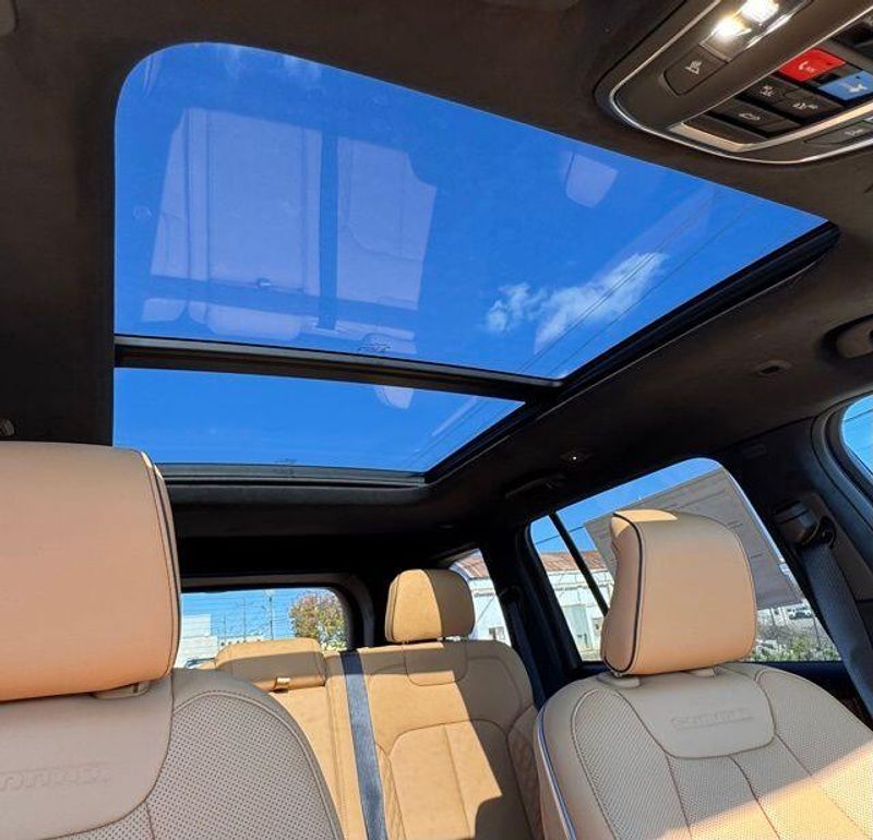 New 2025 Jeep Grand Cherokee Summit Reserve 4x4Image 15