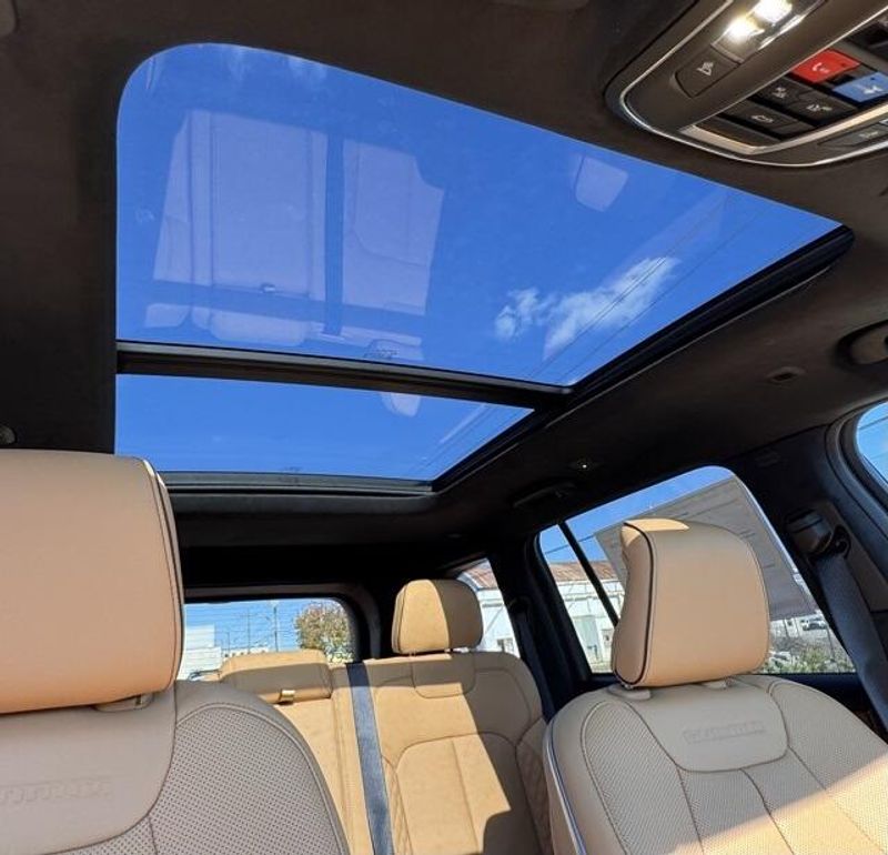 New 2025 Jeep Grand Cherokee Summit Reserve 4x4Image 15